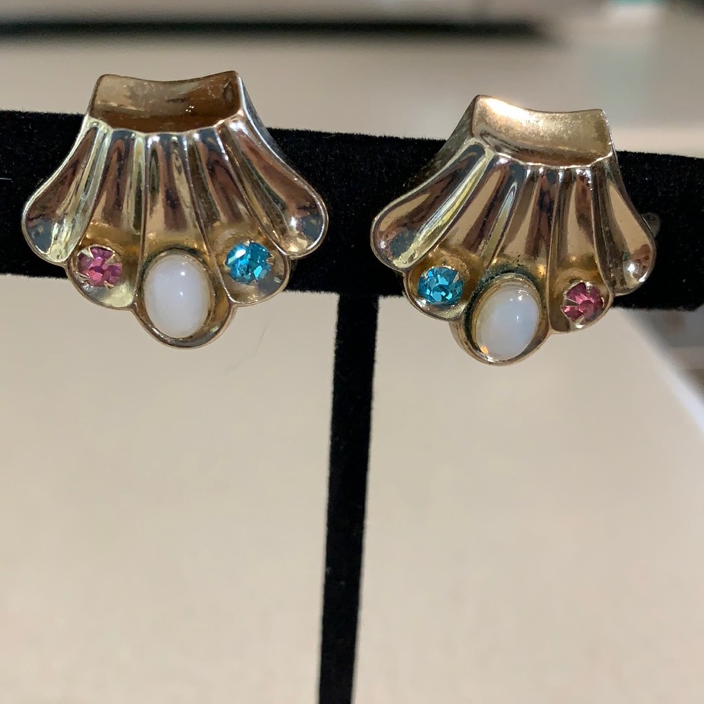 Coro silver tone rhinestone screwback (78)
